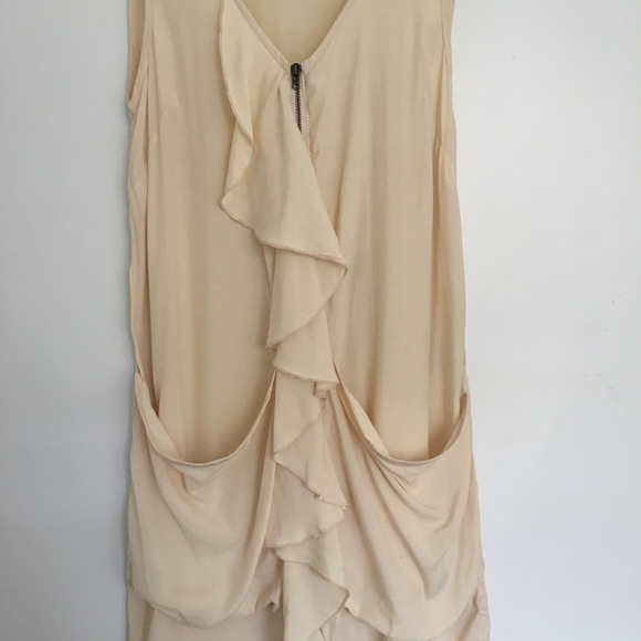💥3/$25 H&M Cream Ruffle Dress With Pockets Size 6 - Picture 2 of 9